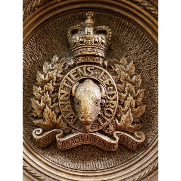 Vintage 1979 Royal Canadian Mounted Police RCMP Walnut Wood Wall Plaque 8.5" Dia - Picture 2 of 3